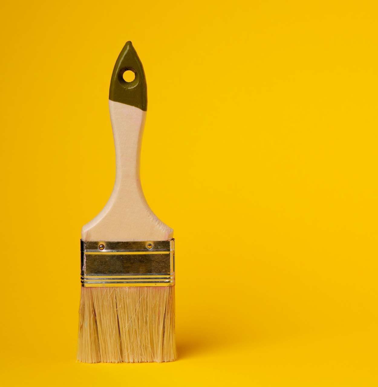 Pinsel auf gelbem Hintergrund